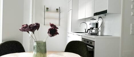 Jääkaappi, mikroaaltouuni, uuni, liesi