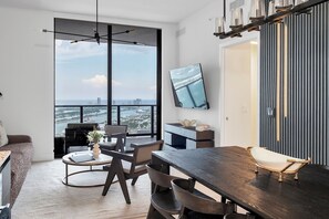 Smart TV, table football - Stunning 3BD Penthouse on 50th Floor with Panoramic Water Views (Miami)