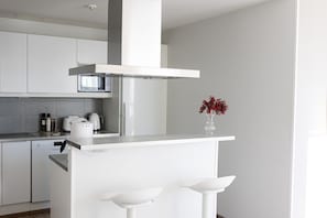 冷蔵庫、電子レンジ、オーブン、コンロ