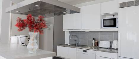 Køleskab, mikrobølgeovn, ovn, kogeplade