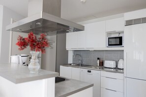 Een koelkast, een microgolfoven, een oven, een kookplaat