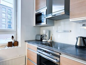 冷蔵庫、電子レンジ、オーブン、コンロ