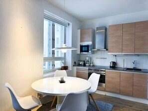 冷蔵庫、電子レンジ、オーブン、コンロ