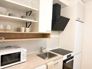 Een koelkast, een microgolfoven, een oven, een kookplaat