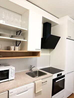Kühlschrank, Mikrowelle, Ofen, Herdplatte