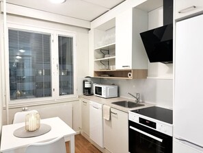 Kühlschrank, Mikrowelle, Ofen, Herdplatte