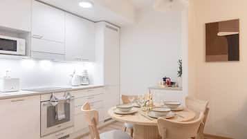 Kühlschrank, Ofen, Wasserkocher mit Kaffee-/Teezubehör, Gewürze