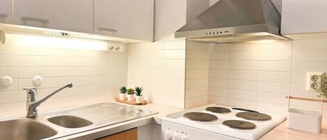 Fridge, microwave, oven, stovetop