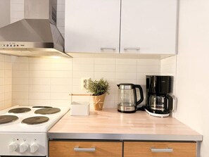 Kylskåp, mikrovågsugn, ugn och spishäll