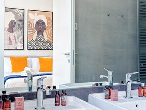 Shower, hair dryer, bidet, towels