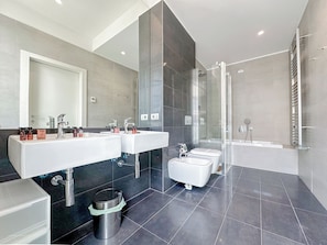 Shower, hair dryer, bidet, towels - Capelli 2 Suite - Corso Como (Milan)