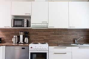 Frigorifero, microonde, forno, piano cottura