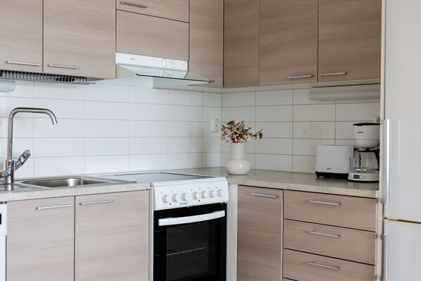 Frigorífico, microondas, horno y placa de cocina