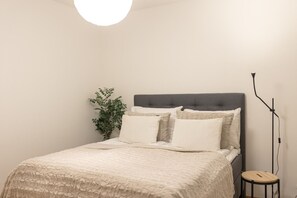 3 عدّة غرف نوم ومكتب وواي فاي مجانًا وملاءات أسرّة