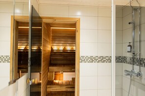 Een haardroger, handdoeken