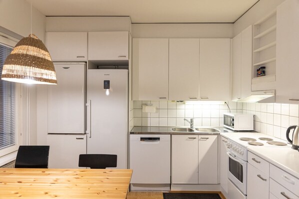 冷蔵庫、電子レンジ、オーブン、コンロ