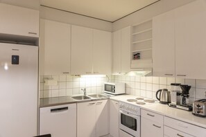 冷蔵庫、電子レンジ、オーブン、コンロ