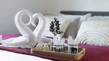 4 makuuhuonetta, työpöytä, ilmainen Wi-Fi, vuodevaatteet