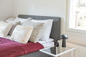 4 bedrooms, desk, free WiFi, bed sheets