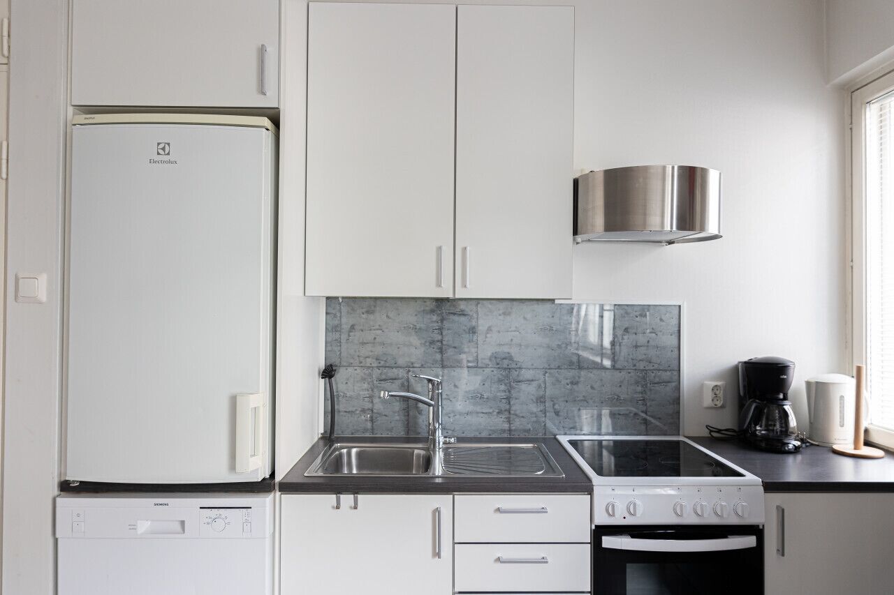 Jääkaappi, mikroaaltouuni, uuni, liesi