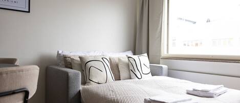 1 室のベッドルーム、デスク、WiFi (無料)、ベッドシーツ