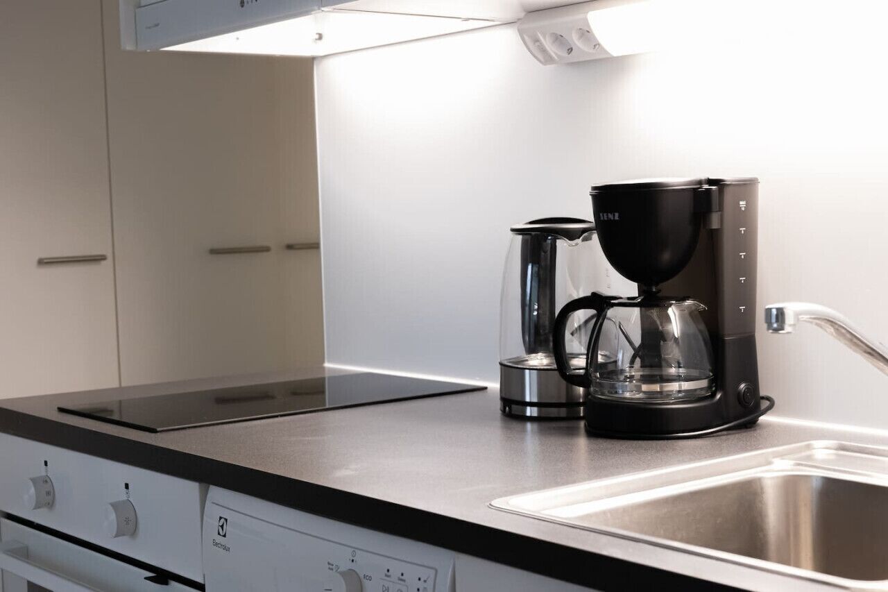 Jääkaappi, mikroaaltouuni, uuni, liesi