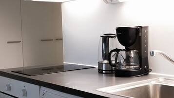 Jääkaappi, mikroaaltouuni, uuni, liesi