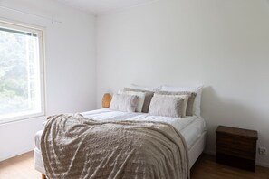 2 bedrooms, desk, free WiFi, bed sheets