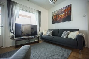 Smart TV, fireplace, video games, stereo