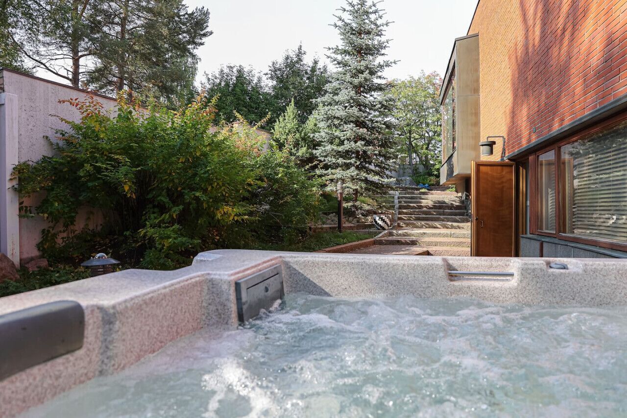 Outdoor spa tub