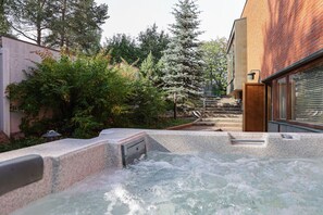 Outdoor spa tub - Villa Alvar Aalto by BookLapland (Rovaniemi)