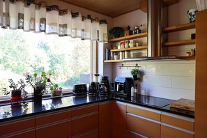 Jääkaappi, mikroaaltouuni, uuni, liesi