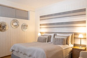 5 Schlafzimmer, Schreibtisch, Bügeleisen/Bügelbrett, kostenloses WLAN