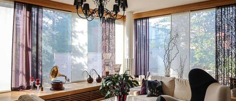 Smart TV, fireplace, stereo