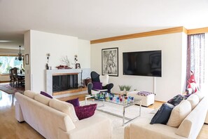 Smart TV, chimenea, estéreo