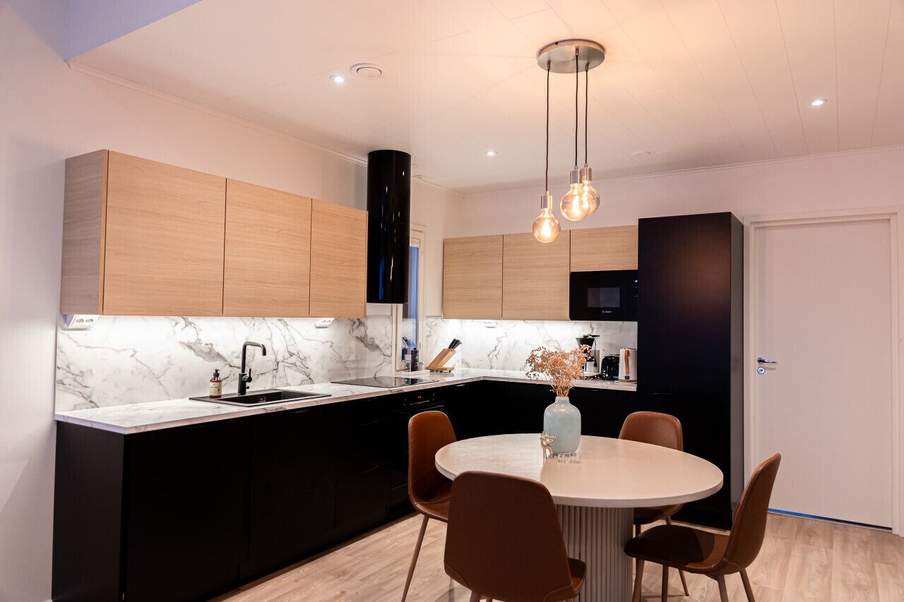 Jääkaappi, mikroaaltouuni, uuni, liesi