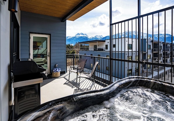 Condo | Terrace/patio - Mountain Revelation Revelstoke Vacations (Revelstoke)