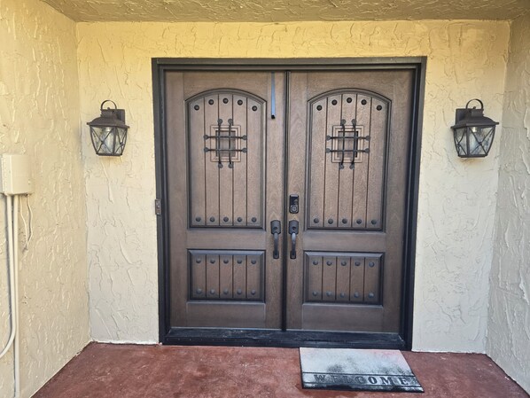 Exterior detail - Two-bedroom townhome in a quiet neighborhood with private parking and Wi-Fi. (Bryan)