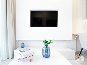 Interior - Stylish 1BR with Balcony in Azizi Riviera (Dubai)