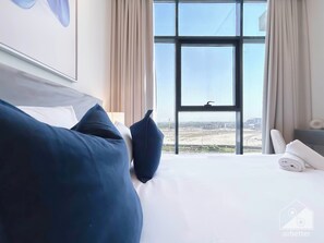 1 bedroom, iron/ironing board, internet, bed sheets - Stylish 1BR with Balcony in Azizi Riviera (Dubai)