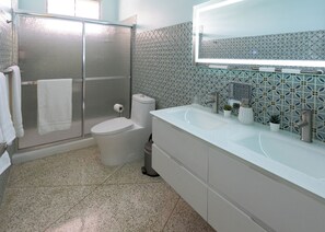 Shower, hair dryer, bidet, towels - Hacienda Cumbre Bella (bo, Hato Viejo)