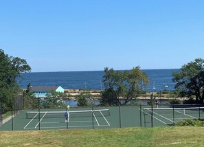 Sports court - Maids Quarters; private beach  (Gloucester)