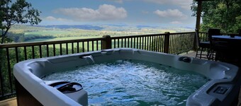 Stunning view! Hot Tub, Privacy & Relaxation