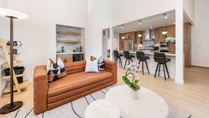 Un apartamento moderno con sala de estar, cocina y comedor.