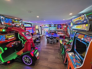 Game room - Beachfront Luxury, HotTub, Spa, Big Arcade, Open Layout, 4 Owner Suites, FirePit (Rockaway Beach)