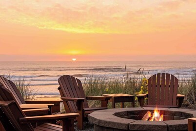 Beachfront Luxury 5 star, Hot Tub, Fire Pit, Spa, Arcade, ♥on the Ocean♥ 4 kings