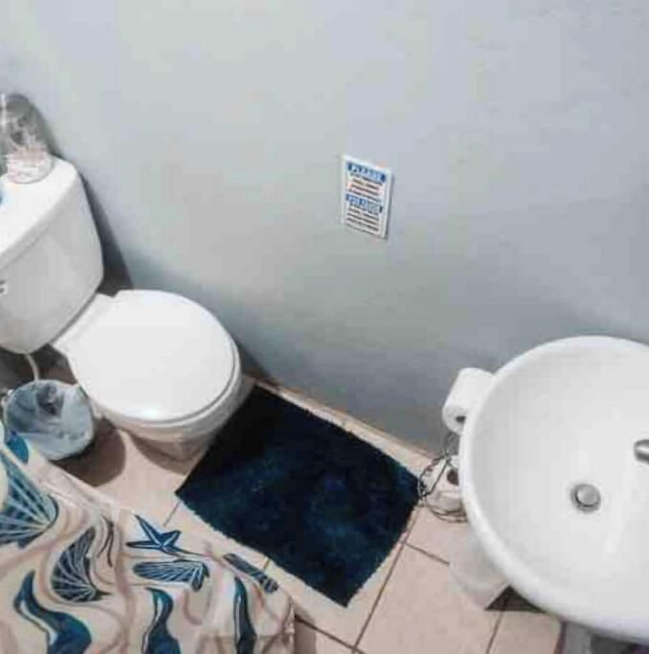 Un baño con inodoro, bidé y lavamanos.