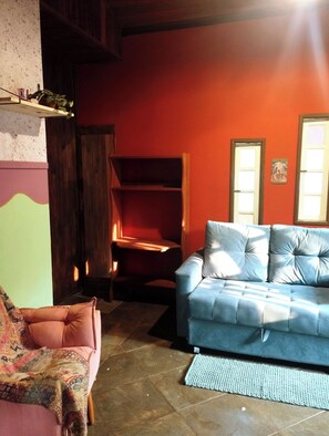 Een televisie, een open haard en boeken