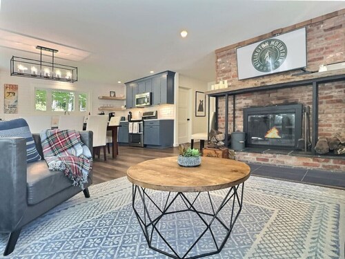 Alpine Chalet, Fireplace, Pool, Gym, At Pico.