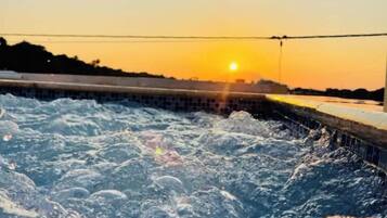 Tina de hidromasaje al aire libre